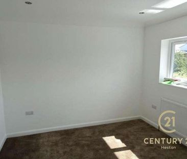 Elizabethan Way, TW19 - Photo 2