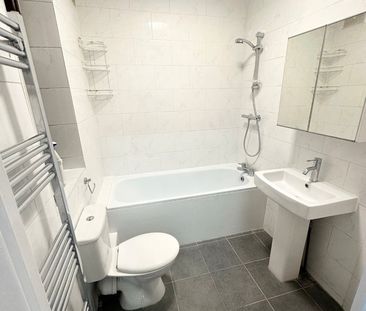 2 Bed Terraced House, Kingswood Road, IG3 - Photo 5