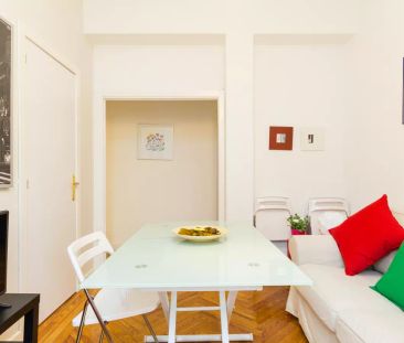 Room in a shared 4-bedroom apartment for rent in Almagro, perfect for students. - Foto 2