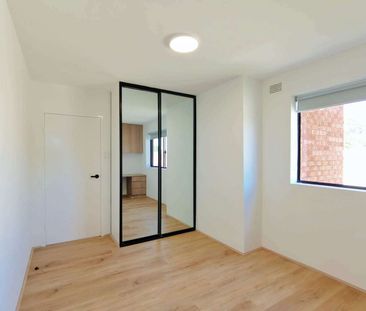 Fully renovated one bedroom apartment in great location - Photo 2