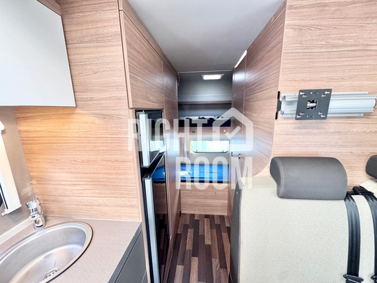 Luxury Motorhome, Cummings Hall Lane, Noak Hill, Romford - Photo 1