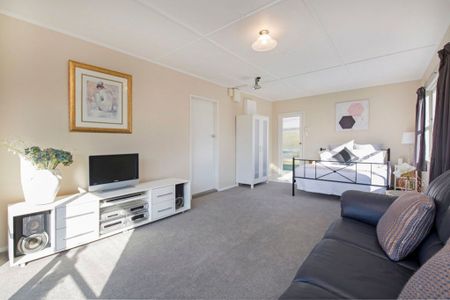 4 Bedrooms in Botany Downs - Photo 2