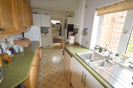 3 bedroom detached house to rent - Photo 2