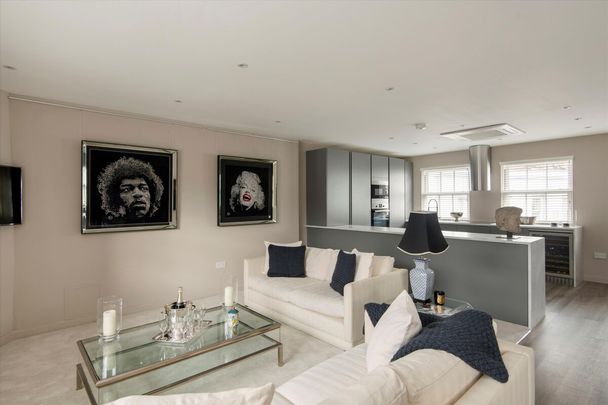 This beautifully presented mews house has been fully renovated, offering contemporary luxury within a charming cobbled setting, with natural light from both the front and rear elevations. - Photo 1