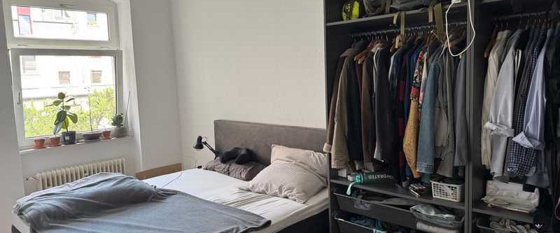 Sehr schön sanierte Wohnung mit Balkon, Dielenböden und Wohnküche in stilvollem Altbau! - Foto 1