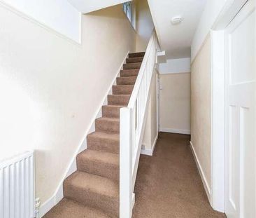 Knole Grove, RH19 - Photo 4