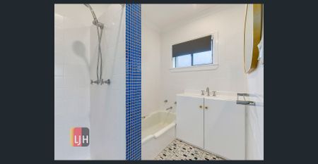 LARGE 3 BEDROOM UNIT IN QUIET LOCATION IN NORTHGATE! - Photo 3