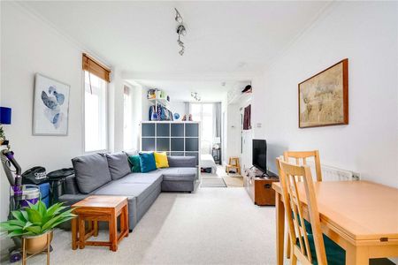 Charming period studio apartment, enviably located on a pretty residential street to the south of St. James Park. - Photo 4