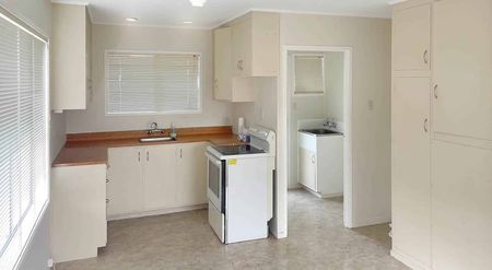 Close & Convenient - Photo 3