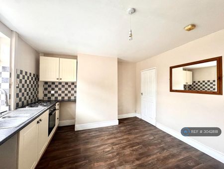 2 bedroom end of terrace house to rent - Photo 2