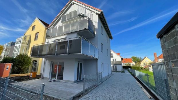 WEIGERT: *ERSTBEZUG* Exklusive 3-Zimmer-Wohnung mit Dachterrasse & TG-Stellplatz in FFB - Foto 1