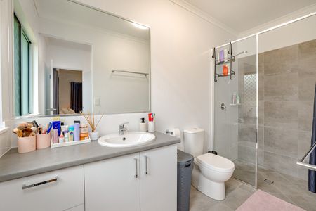 SPACIOUS FAMILY HOME IN SOUGHT AFTER EDMONTON! - Photo 2