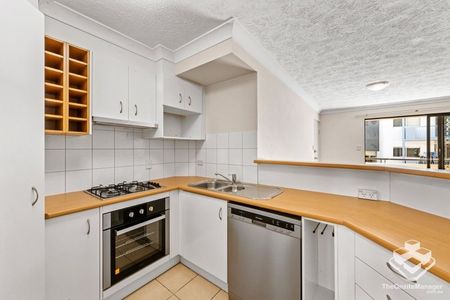 Spacious Unit in the Heart of Fortitude Valley! - Photo 4