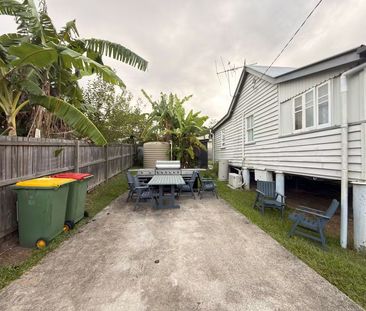Charming Two Bedroom Home with Sleepout! - Photo 1