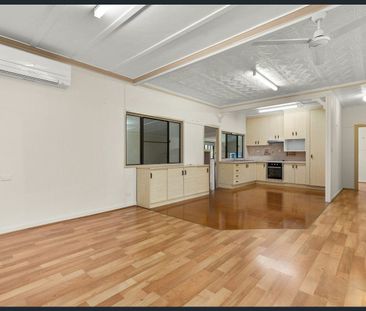 Charming Classic Home in a Quiet Brighton Street - Photo 3