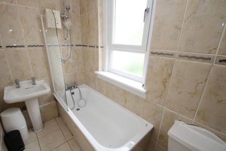 3 bedroom flat to rent - Photo 3