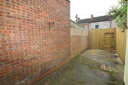 2 bedroom terraced house to rent - Photo 4