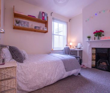 Wonderful six bedroom house with original features and modern updates - Photo 4