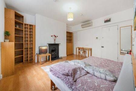 A spacious studio apartment set on the lower ground floor in Pimlico, London SW1V - Photo 3