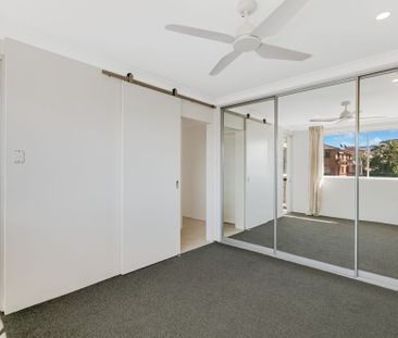 TOP FLOOR RENOVATED APARTMENT WITH BREATHTAKING VIEWS - PET FRIENDLY - Photo 6