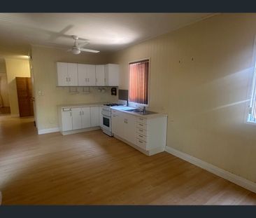 16a Brassey Street, Fairfield, Qld 4103 - Photo 2