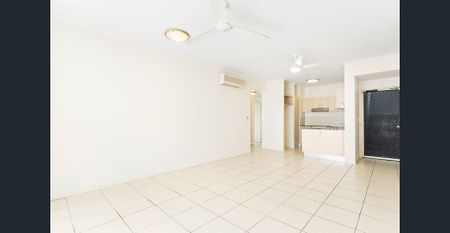 Three bedroom unit in central location - Photo 2