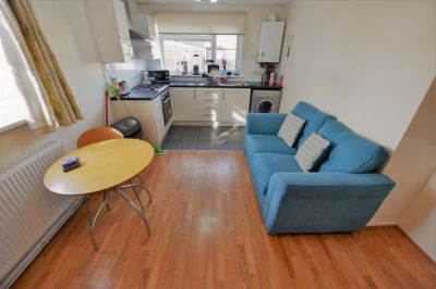 2 bedroom House in Westfield Road, Leeds - Photo 1