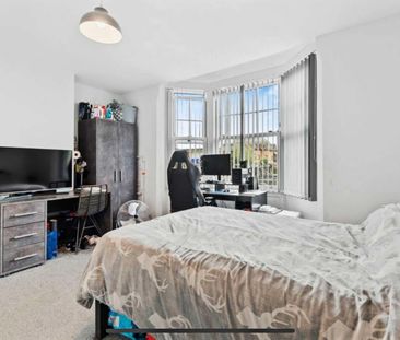 London Road Room 6 - Photo 4