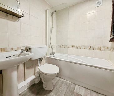 3 bedroom House To Let Total Size: 829 SQ FT - Photo 2