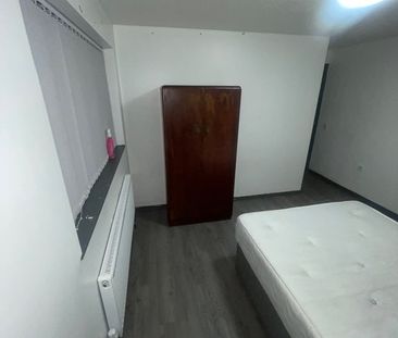 4 Bed Semi-Detached House, Melville Gardens, NG3 - Photo 5