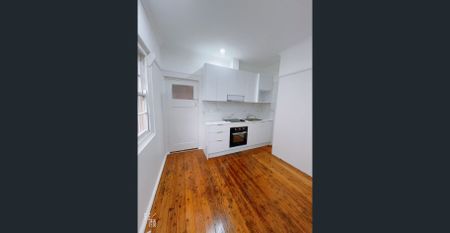 🏡 Fully Furnished-Spacious 3B | 5-Min Walk to UNSW | Wooden Floors | Prime Location! CONFIRM THE LEASE TERM IN ADVANCE! SHARED PROPERTY WITH 2 BOYS - Photo 4