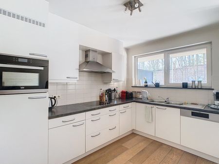 Mooi afgewerkt 2-slaapkamer appartement met 2 terrassen en gesloten garagebox. - Photo 2