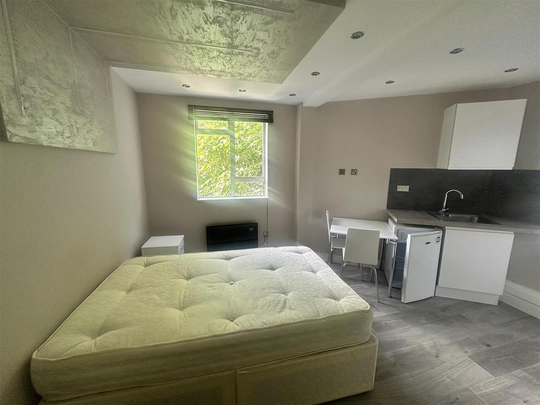 1 bedroom in a house share to rent - Photo 1