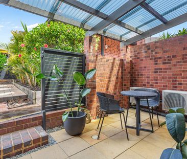 Quiet 2x1 townhouse with TWO courtyards + lush communal garden - Photo 3