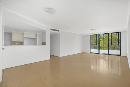 Very spacious 2 bedroom apartment in ever popular Kimberley Estate. - Photo 5