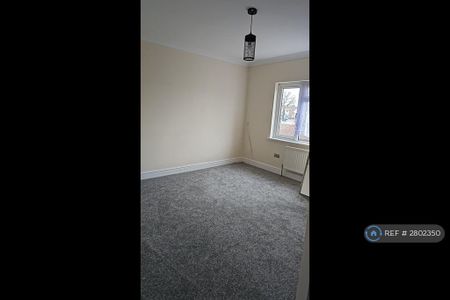 4 bedroom flat to rent - Photo 2