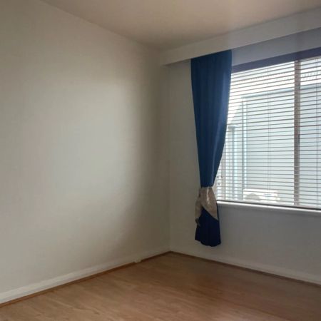 LIGHT, BREEZY AND SECURE APARTMENT - Photo 3