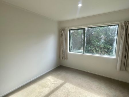 Beautiful modern house in Titirangi - Double garage and off street parking - 1 week RENT FREE. - Photo 2