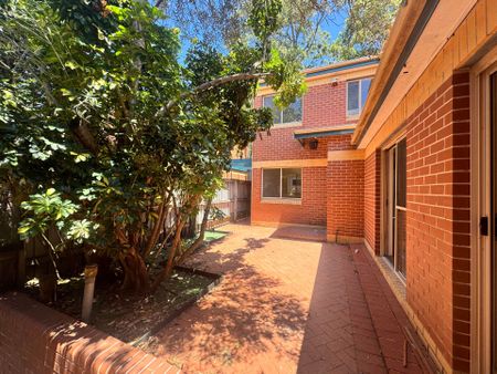 Spacious 3-Bedroom Townhouse in the Heart of Waverley! - Photo 2