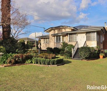 Large 4 Bedroom Home - Photo 6