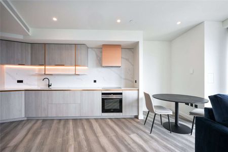 Nestled in the vibrant area of Marsh Wall, London, this brand new luxury apartment at Aspen offers an exceptional living experience on the 38th floor. - Photo 3