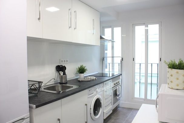 Wonderful room in Sol - Photo 1