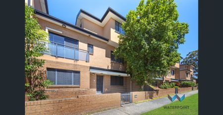 Tri Level Townhouse - Freshly Painted & New Carpets - Photo 2