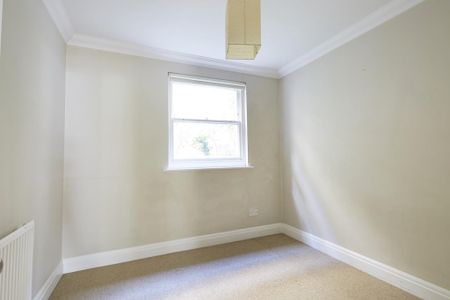 2 bedroom ground floor flat to rent - Photo 3