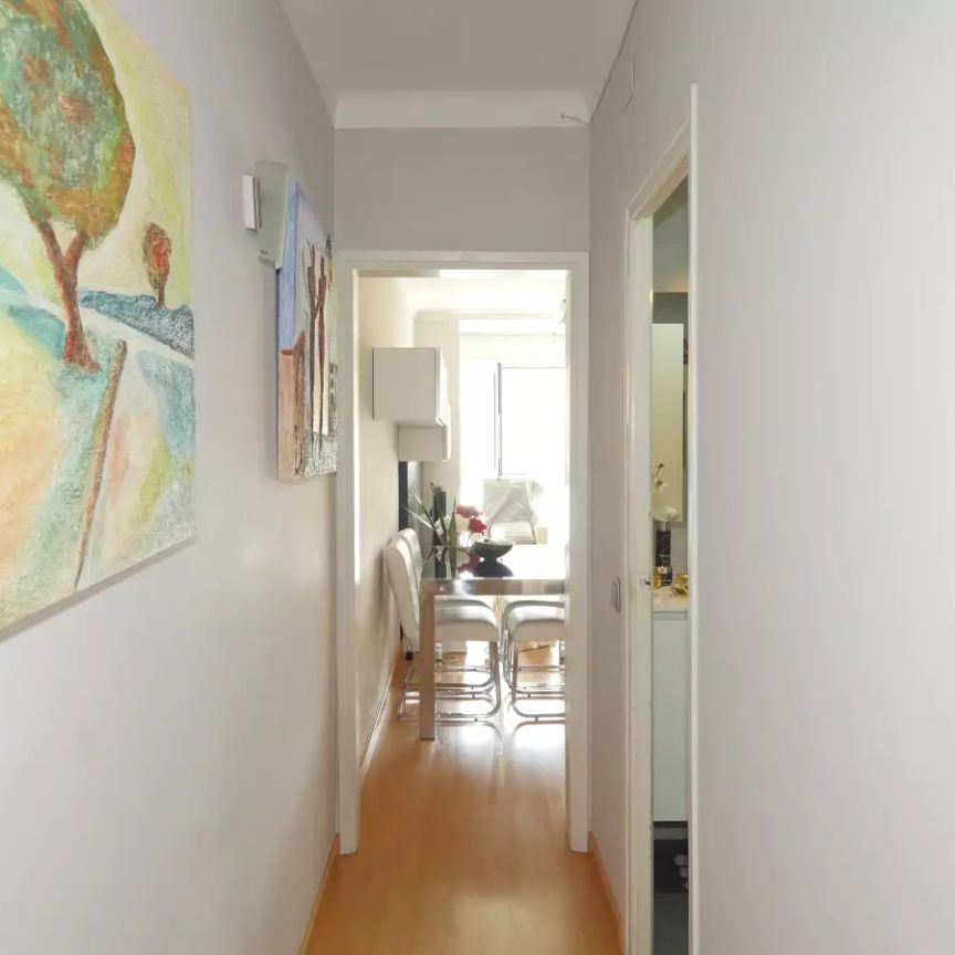 Room in a shared 2-bedroom apartment for rent in la Maternitat i Sant Ramon, bills included, suitable for professionals and students only, only for females. - Photo 1