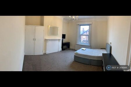 8 bedroom terraced house to rent - Photo 2