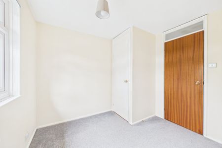 3 bedroom House in Nuthatch Drive, Reading - Photo 3