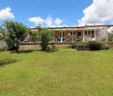 4 bdrm family home, massive yard and garden! - Photo 2