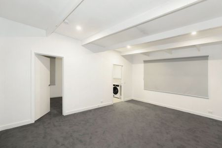 Charming 1-Bedroom Unit - Photo 3