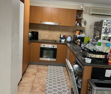 Spacious 3 bedroom house in great location - Photo 1